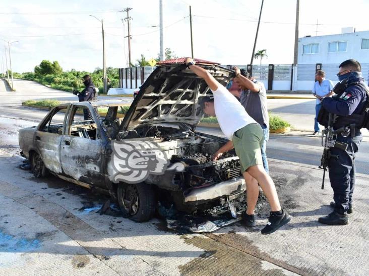 (+Video) Arde taxi sobre la avenida Abraham Zabludowsky en Coatzacoalcos