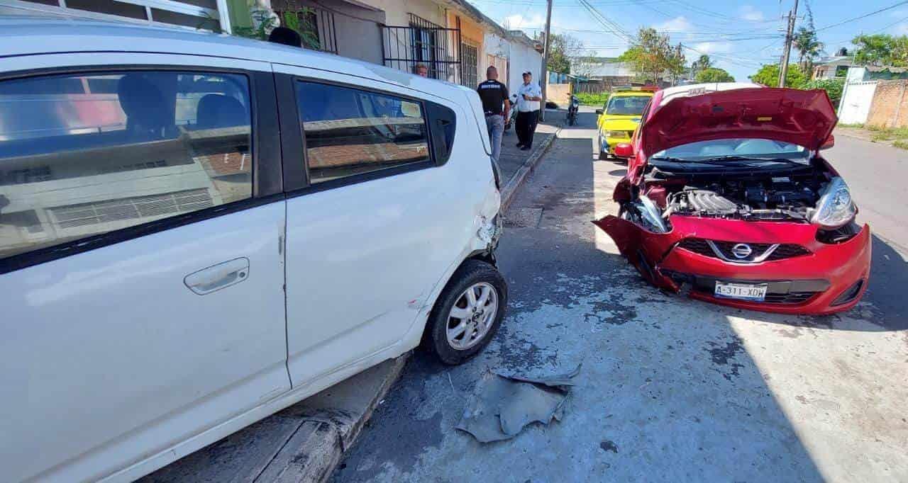 Taxista en aparente estado de ebriedad chocó con auto en colonia de Veracruz