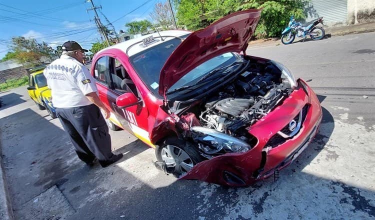 Taxista en aparente estado de ebriedad chocó con auto en colonia de Veracruz