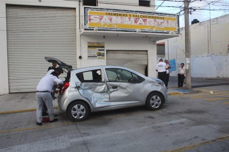 Conductor se estrella contra camión de pasajeros en colonia de Veracruz