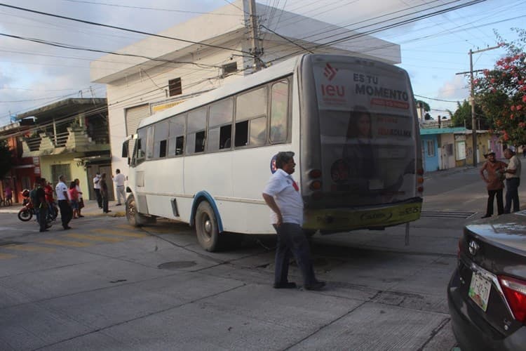 Conductor se estrella contra camión de pasajeros en colonia de Veracruz