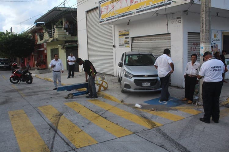 Conductor se estrella contra camión de pasajeros en colonia de Veracruz