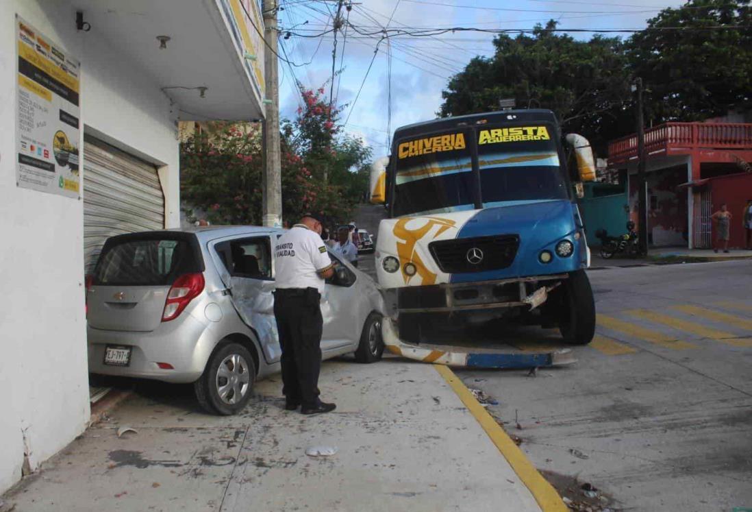 Conductor se estrella contra camión de pasajeros en colonia de Veracruz