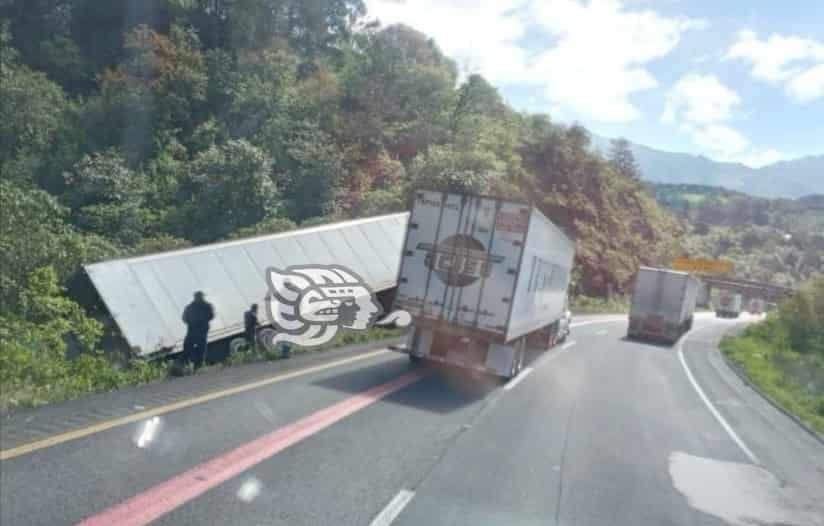 Volcadura de tráiler dejó cierre parcial en la autopista Puebla- Orizaba