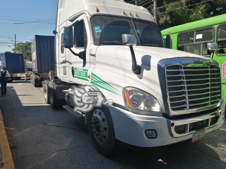 Choque entre tráiler y automóvil generó fuerte movilización policiaca en Orizaba