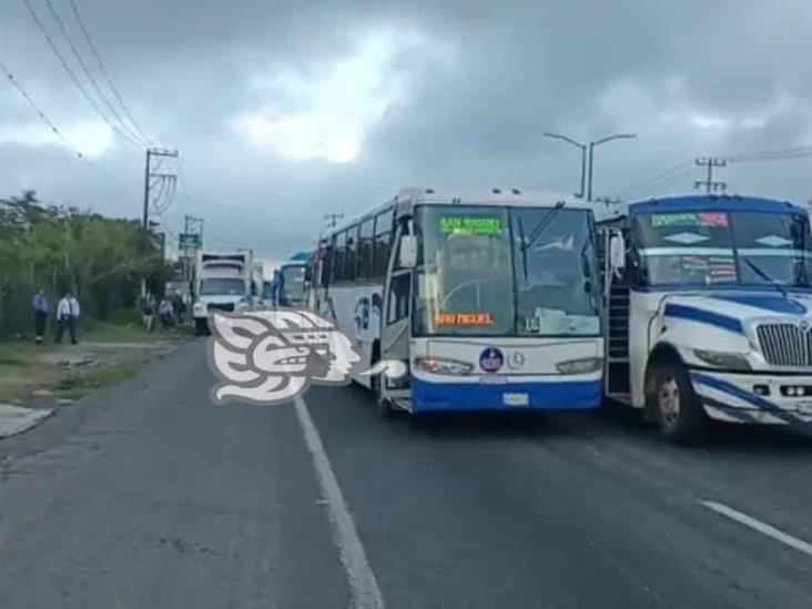 A la altura de Las Trancas, tráiler “desquicia” carretera tras sufrir accidente