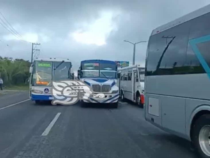 A la altura de Las Trancas, tráiler “desquicia” carretera tras sufrir accidente