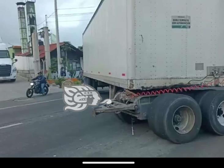 A la altura de Las Trancas, tráiler “desquicia” carretera tras sufrir accidente