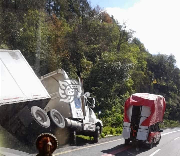 Volcadura de tráiler dejó cierre parcial en la autopista Puebla- Orizaba