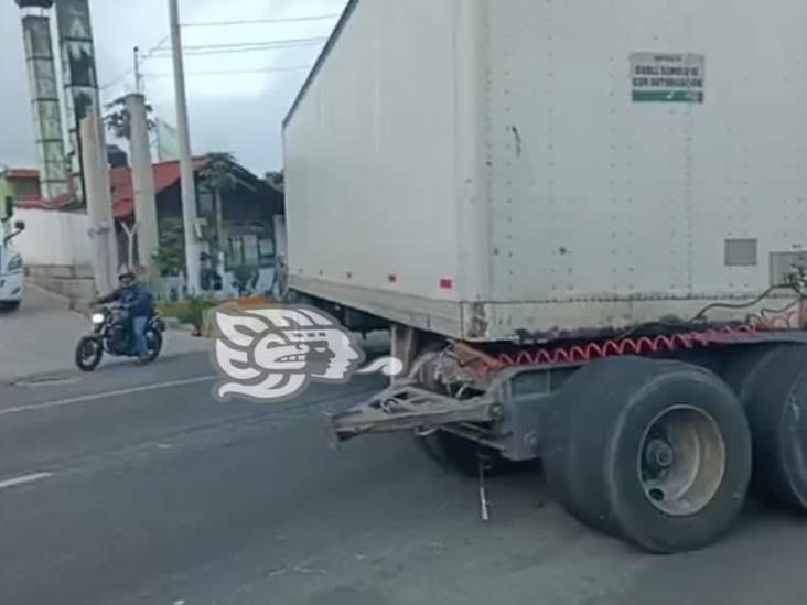 A la altura de Las Trancas, tráiler “desquicia” carretera tras sufrir accidente