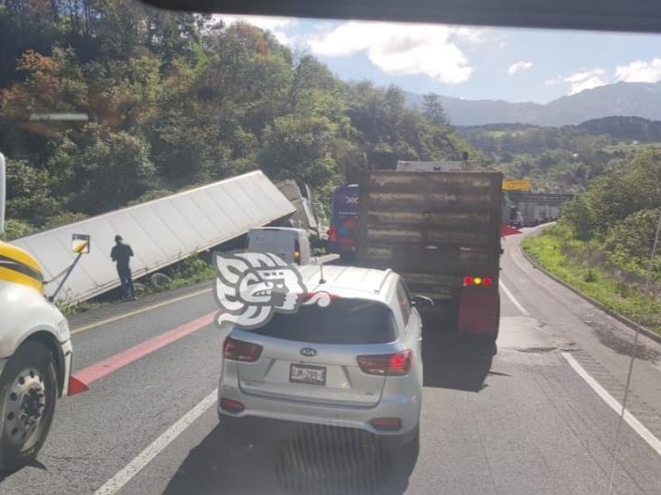 Volcadura de tráiler dejó cierre parcial en la autopista Puebla- Orizaba