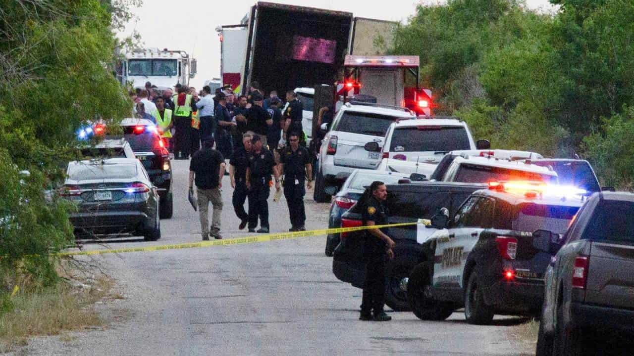 Texas aumentará revisión migratoria en frontera tras hallazgo de migrantes en tráiler