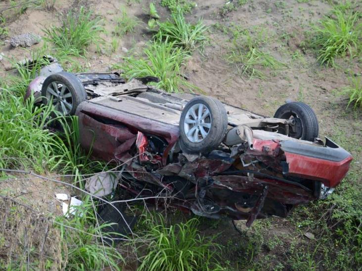 Auto sale del puente  y cae en barranca sobre carretera Veracruz-Xalapa (+ video)