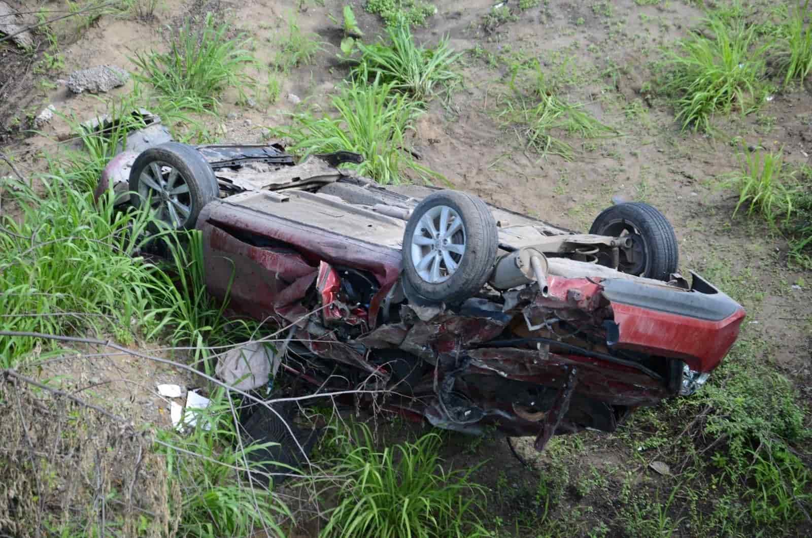 Auto sale del puente  y cae en barranca sobre carretera Veracruz-Xalapa (+ video)