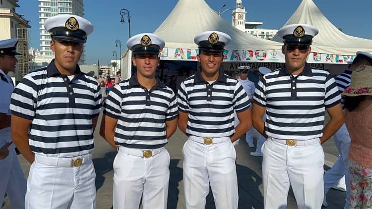 Cadetes de la Escuela Naval Militar se despiden del puerto de Veracruz