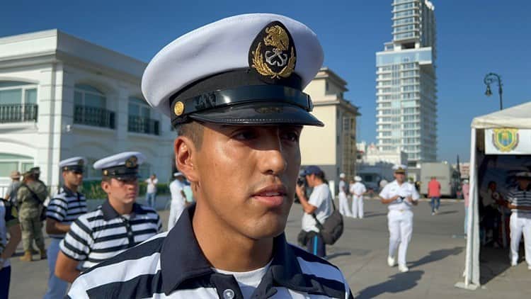 Cadetes de la Escuela Naval Militar se despiden del puerto de Veracruz