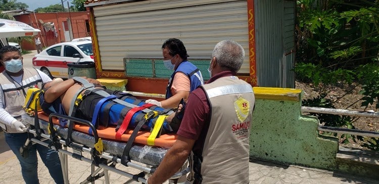 Cae hombre de más de 5 metros de altura mientras derramaba un árbol en Cosamaloapan