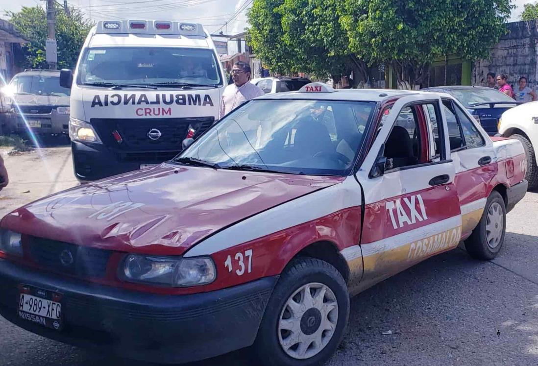 Camión de carga impacta a taxista en Cosamaloapan, una mujer resultó lesionada