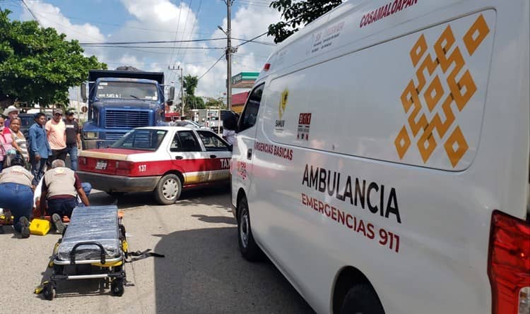 Camión de carga impacta a taxista en Cosamaloapan, una mujer resultó lesionada