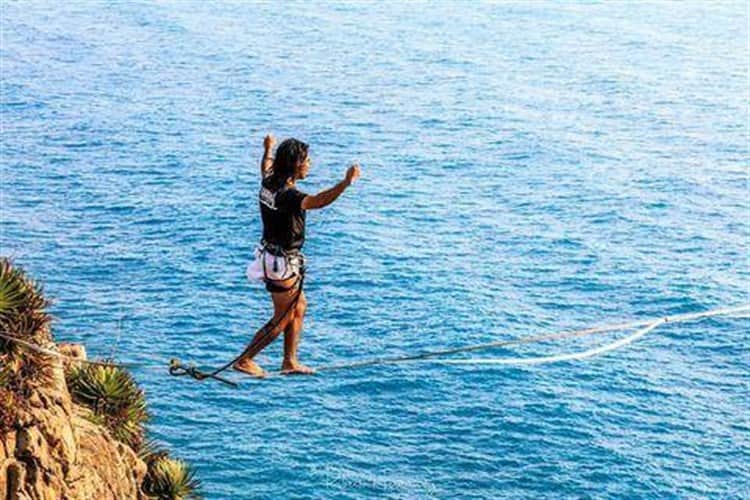 Equilibristas veracruzanos entrenan cuerda floja sobre el río Jamapa (+video)