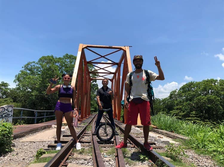 Equilibristas veracruzanos entrenan cuerda floja sobre el río Jamapa (+video)