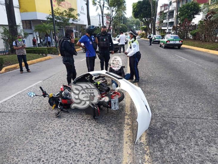 Motociclista choca contra auto en avenida Manuel Ávila Camacho, en Xalapa