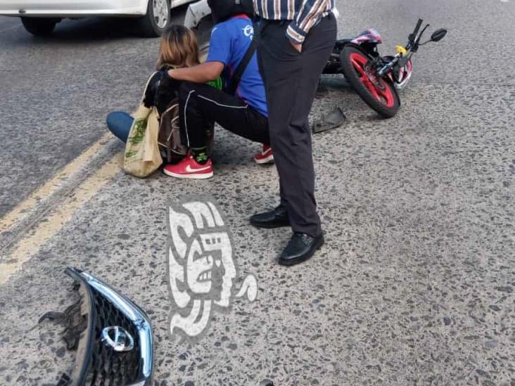 Motociclista choca contra auto en avenida Manuel Ávila Camacho, en Xalapa