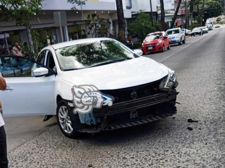 Motociclista choca contra auto en avenida Manuel Ávila Camacho, en Xalapa