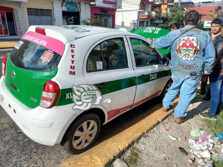 Tras accidente, automovilista agrede a taxista y pasajeros