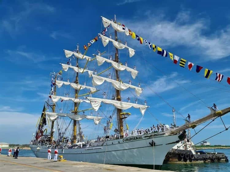 Buque escuela Cuauhtémoc llega a puerto de Dos Bocas, Tabasco