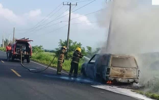 Se incendia camioneta en la carretera federal Lerdo de Tejada -Alvarado