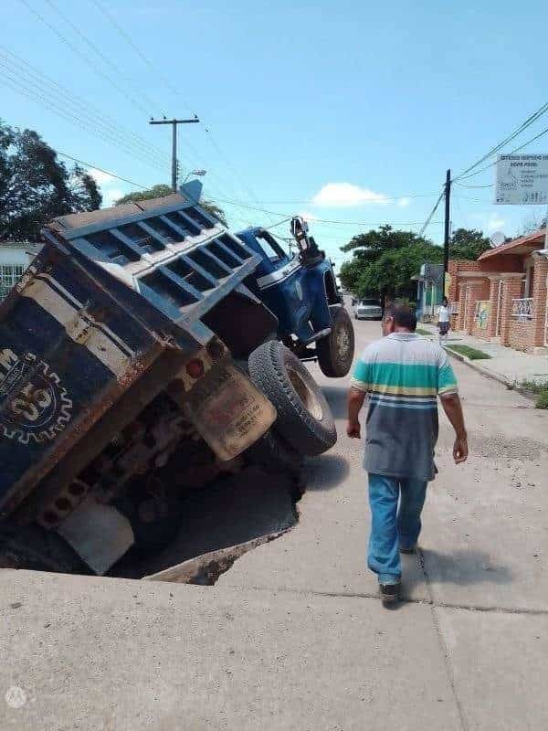 Camión de carga cae en socavón en Tres Valles