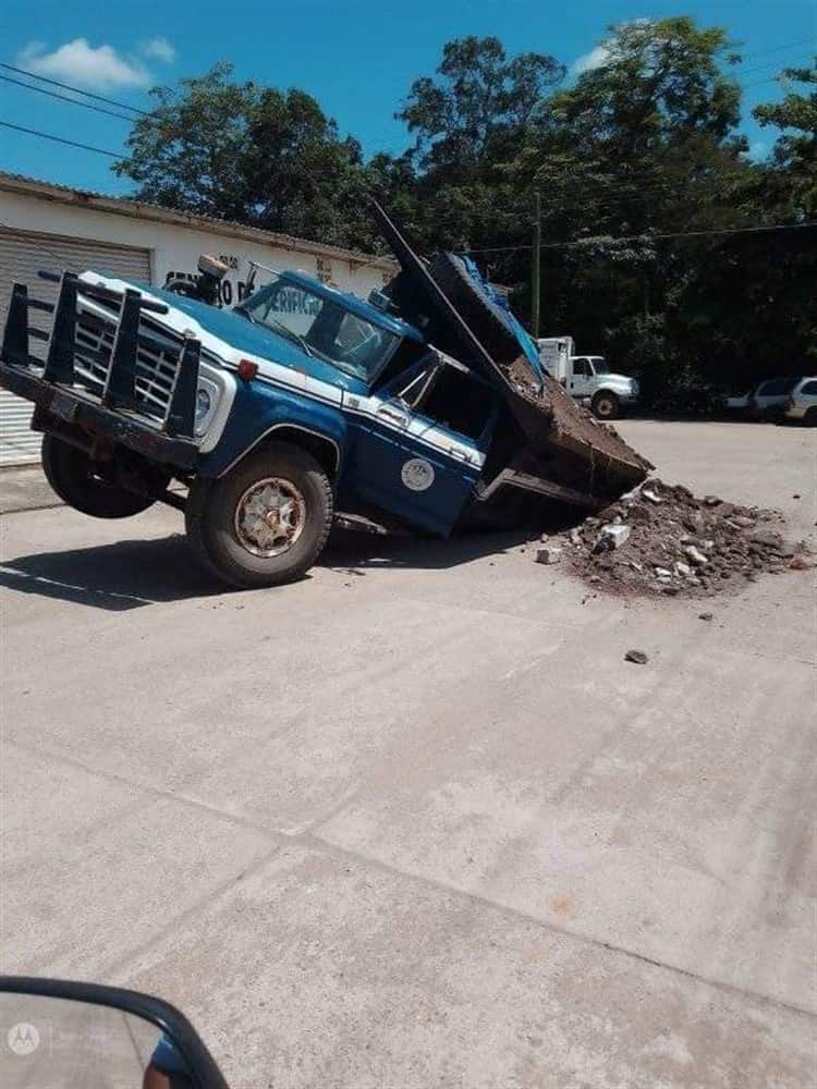 Camión de carga cae en socavón en Tres Valles