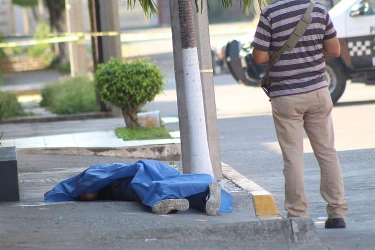 Mujer joven repartido de comida afuera de su trabajo en Poza Rica