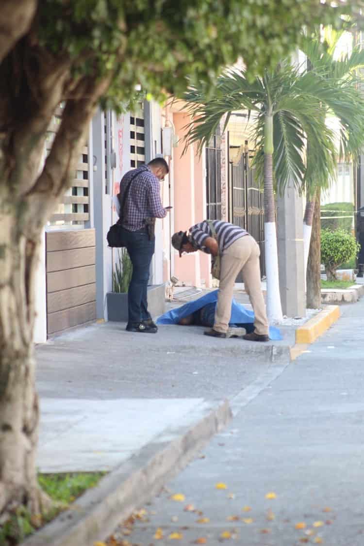 Mujer joven repartido de comida afuera de su trabajo en Poza Rica