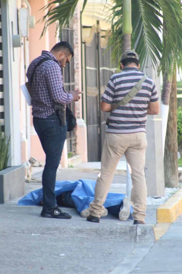 Mujer joven repartido de comida afuera de su trabajo en Poza Rica