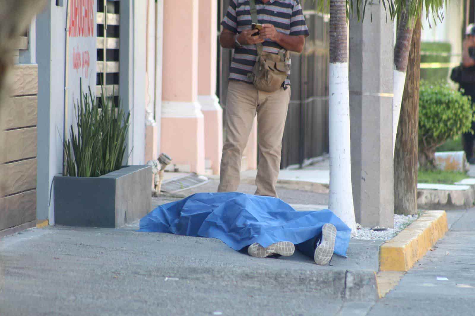 Mujer joven repartido de comida afuera de su trabajo en Poza Rica