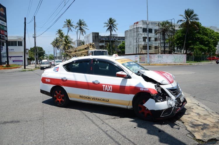 Conductora da vuelta equivocada por GPS y choca con taxista en la colonia Ortiz Rubio