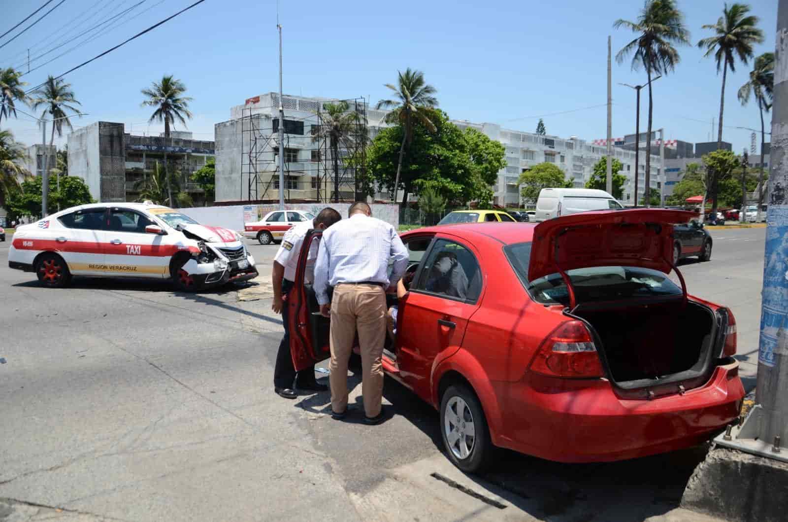 Conductora da vuelta equivocada por GPS y choca con taxista en la colonia Ortiz Rubio