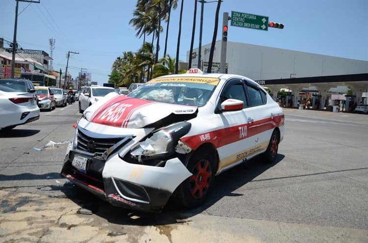 Conductora da vuelta equivocada por GPS y choca con taxista en la colonia Ortiz Rubio