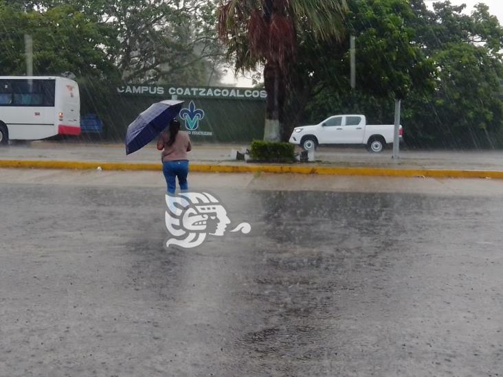 Aguacero matutino sorprende e inunda a Coatzacoalcos