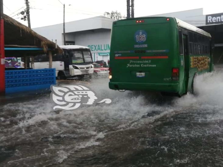 Aguacero matutino sorprende e inunda a Coatzacoalcos