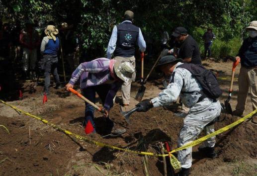 Se eleva a 22, el número de cuerpos hallados en una fosa clandestina de Michoacán