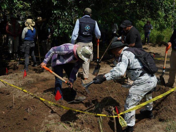 Se eleva a 22, el número de cuerpos hallados en una fosa clandestina de Michoacán