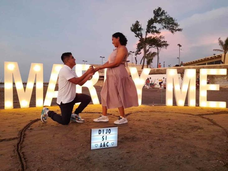 ¡Dijo que sí!, joven le propuso matrimonio a su novia en la playa de Coatzacoalcos