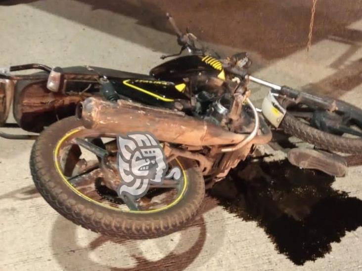 Con lesiones resultó motociclista al derrapar en Cosoleacaque