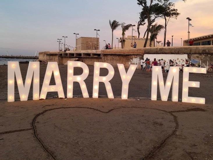 ¡Dijo que sí!, joven le propuso matrimonio a su novia en la playa de Coatzacoalcos