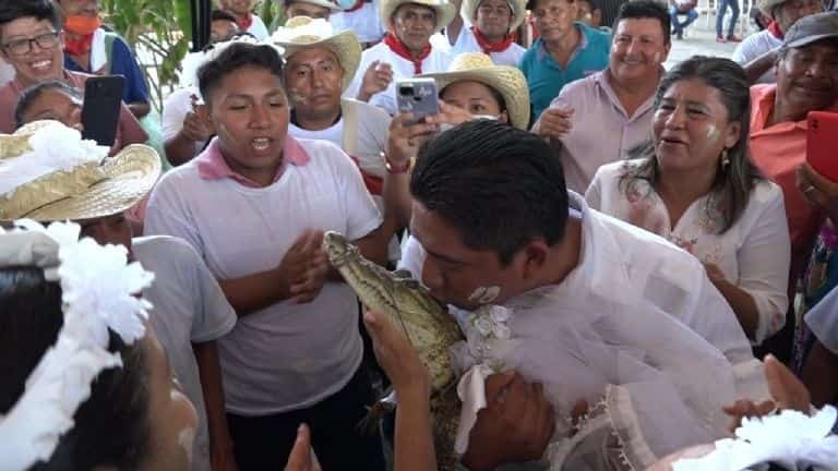 Alcalde de Huamelula, Oaxaca, se casa con una lagarta