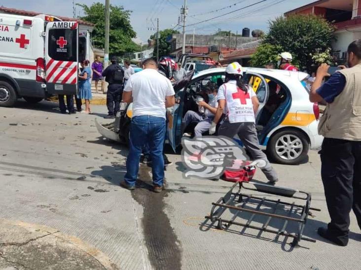 Tres lesionados en fuerte choque entre taxi y camioneta en Córdoba