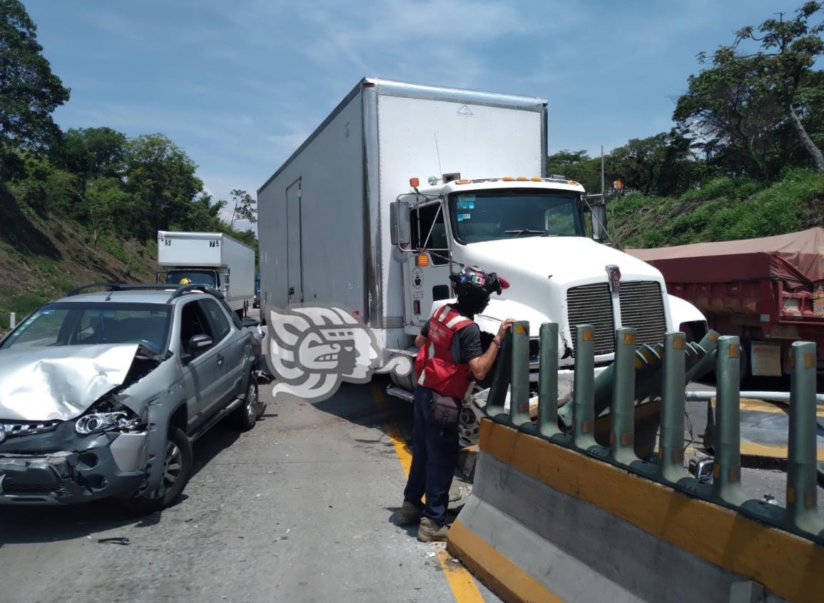 Chocan camión de carga y camioneta en la autopista Orizaba-Córdoba